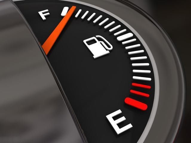 在高速公路上車快沒油了，附近又沒加油站該怎么辦？